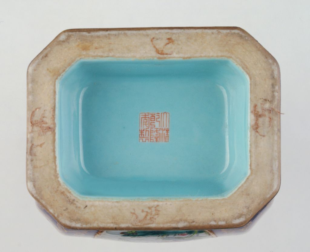 图片[3]-A square vase with blue glaze, gold ground, open light, pink, flower and bird patterns-China Archive